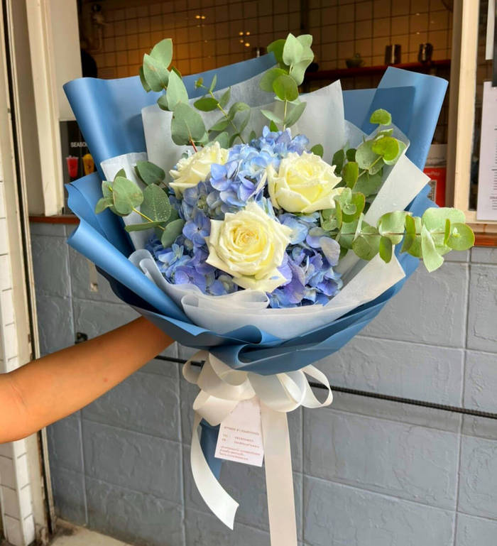 Pure Love bouquet (Hydrangea + Roses) - Florist-Bangkok flower shop