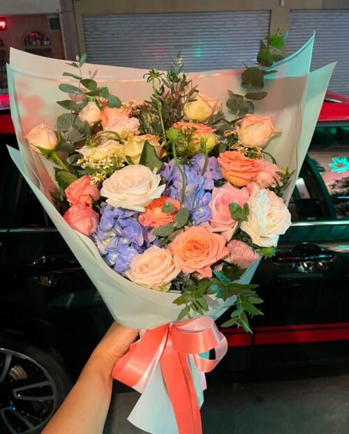 Florist-Bangkok flower shop - The Vivid bouquet of roses and hydrangea