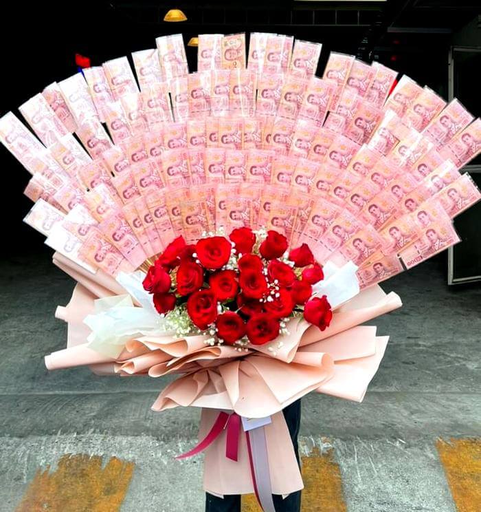 20 Premium Red Roses and 10000 baht in this bouquet Florist-Bangkok (original size)