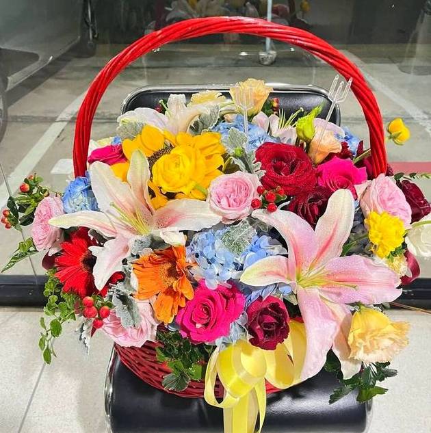 Happy Day flower basket (Mixed Flowers) - Bangkok Flower Delivery