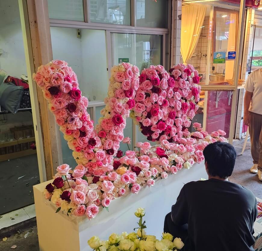 Sending flowers in Bangkok can be done in the form of a bouquet, basket or a huge flower stand