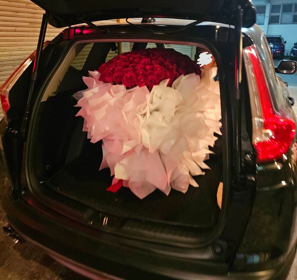 Sending flowers in Bangkok requires a large trunk (when a client ordered a bouquet of 100 roses)